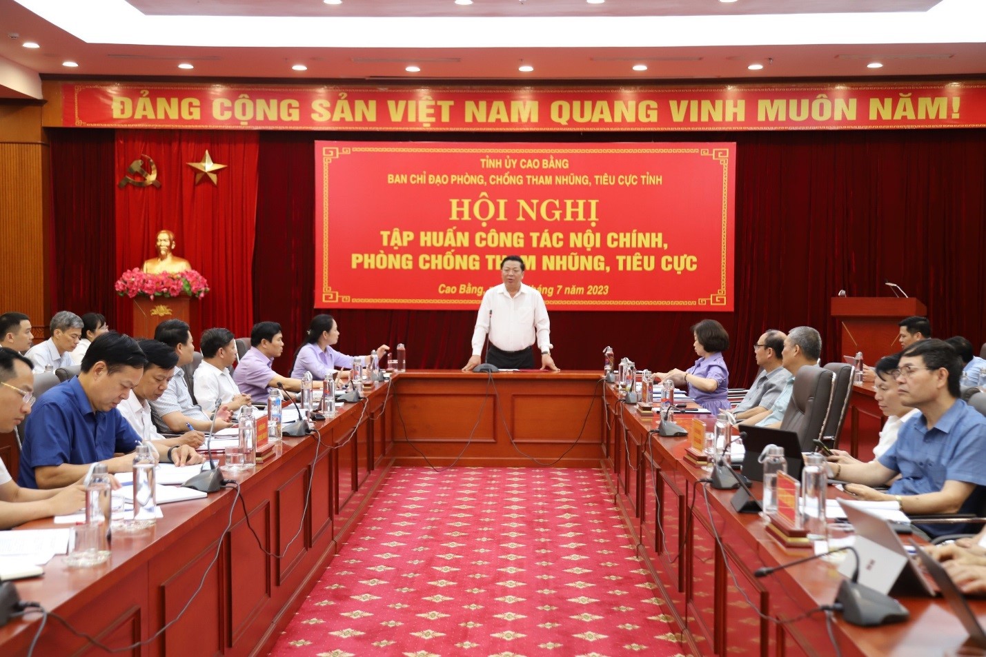 Đồng chí Trần Hồng Minh, Bí thư Tỉnh ủy, Trưởng Ban Chỉ đạo phòng, chống tham nhũng, tiêu cực tỉnh Cao Bằng phát biểu tại Hội nghị