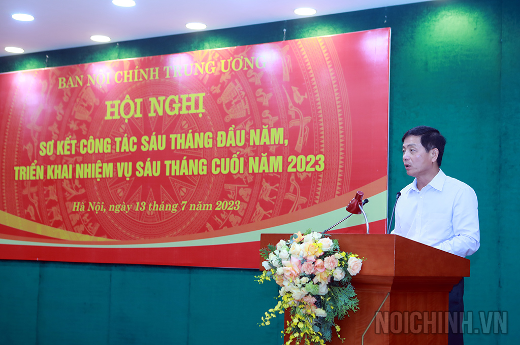 Đồng chí Nguyễn Đại Nghĩa, Vụ trưởng Vụ Tổ chức - Cán bộ công bố Quyết định tặng Cờ Thi đua của Chính phủ cho Vụ Cải cách tư pháp, Ban Nội chính Trung ương dẫn đầu phong trào thi đua năm 2022