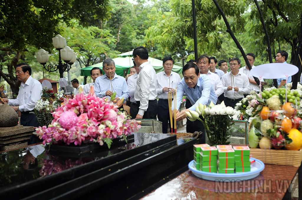 Đồng chí Nguyễn Thanh Hải, Phó Trưởng Ban Nội chính Trung ương dâng hương tại mộ liệt sỹ Anh hùng Võ Thị Sáu