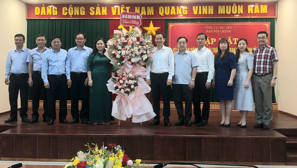 Đồng chí Nguyễn Thái Học, Phó Trưởng Ban và đại diện lãnh đạo một số Vụ, đơn vị Ban Nội chính Trung ương tặng hoa chúc mừng Ban Nội chính Tỉnh ủy Phú Yên