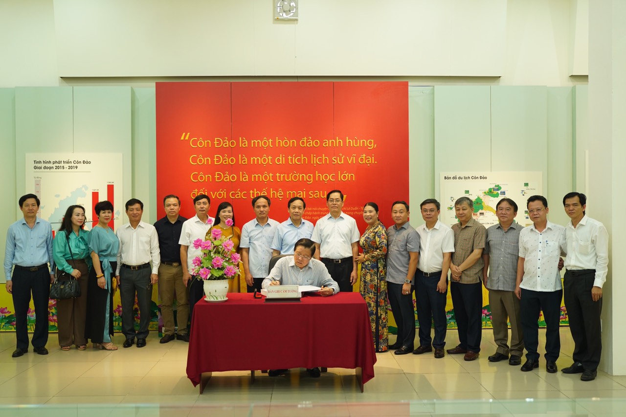 Đồng chí Phan Đình Trạc, Ủy viên Bộ Chính trị, Bí thư Trung ương Đảng, Trưởng Ban thay mặt Đoàn cán bộ Ban Nội chính Trung ương lưu bút vào sổ lưu niệm tại Bảo tàng Côn Đảo