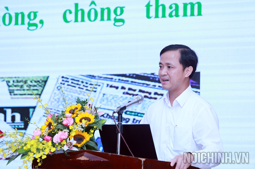 TS. Nguyễn Xuân Trường, Vụ trưởng Vụ Địa phương I, Ban Nội chính Trung ương trình bày Chuyên đề 