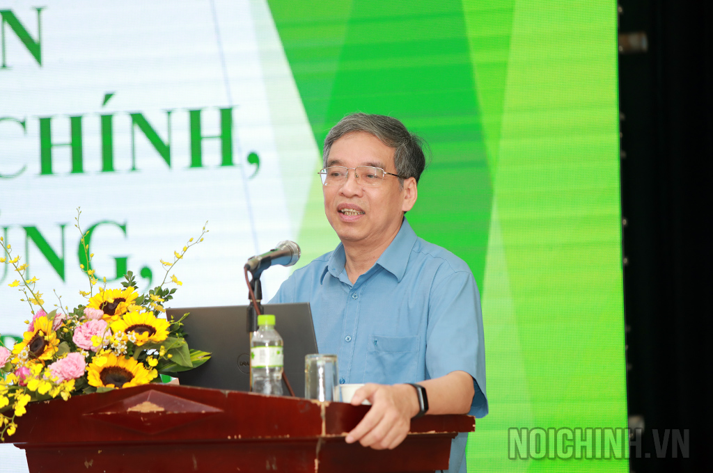 Nhà báo Nguyễn Văn Bắc, nguyên Trưởng Ban Xấy dựng Đảng, Báo Nhân Dân trình bày chuyên đề 
