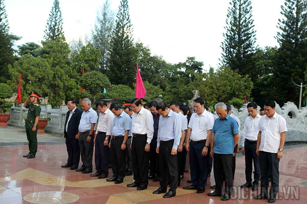 Các đại biểu dành phút mặc niệm tưởng nhớ anh linh các Anh hùng liệt sĩ tại Nghĩa trang liệt sỹ tỉnh Kon Tum