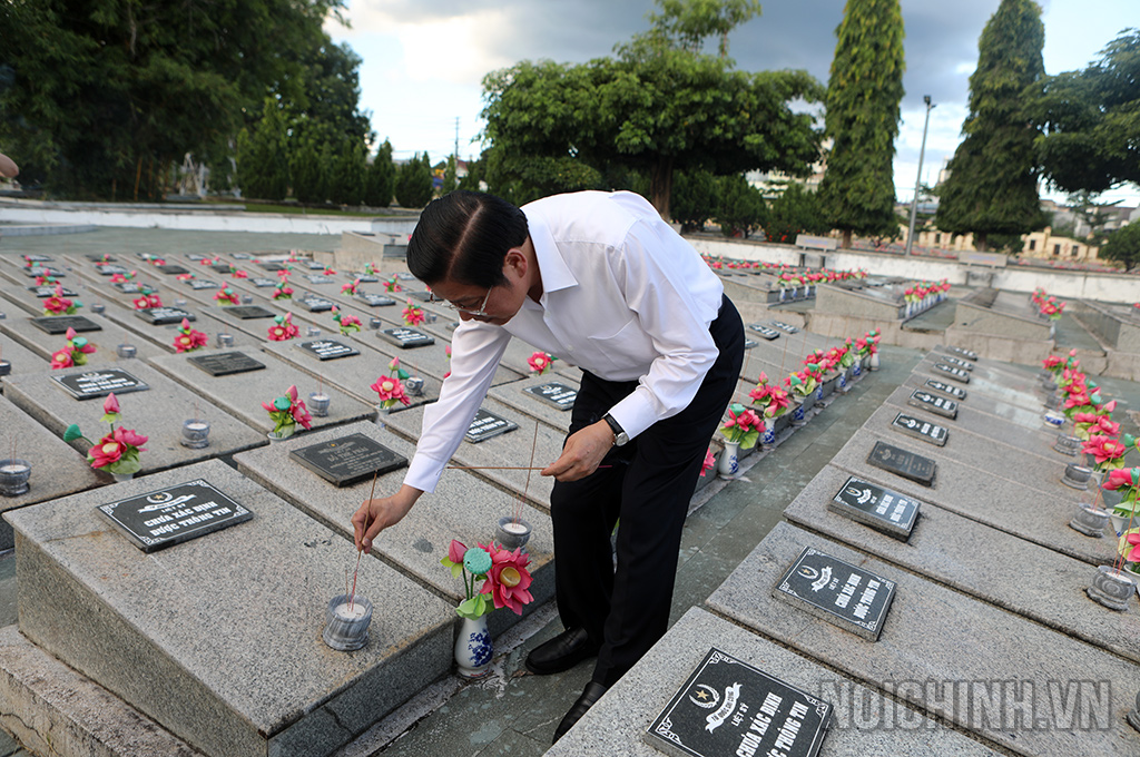 Đồng chí Phan Đình Trạc, Ủy viên Bộ Chính trị, Bí thư Trung ương Đảng, Trưởng Ban Nội chính Trung ương thắp hương tại các phần mộ liệt sỹ Nghĩa trang liệt sỹ tỉnh Kon Tum