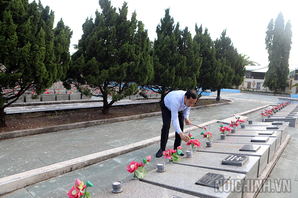 Đồng chí Nguyễn Thái Học, Phó Trưởng Ban Nội chính Trung ương thắp hương các phần mộ liệt sỹ Nghĩa trang liệt sỹ tỉnh Kon Tum