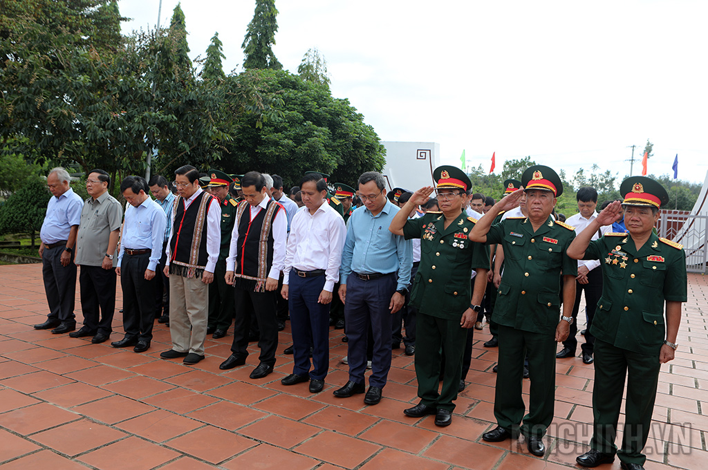 Các đại biểu dành phút mặc niệm tưởng nhớ anh linh các Anh hùng liệt sĩ tại Nghĩa trang liệt sỹ huyện Sa Thầy, tỉnh Kon Tum  