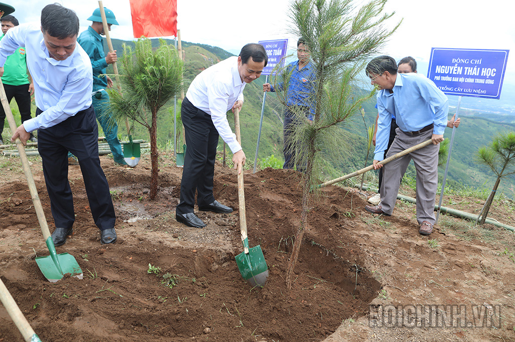 Đồng chí Nguyễn Thái Học, Phó Trưởng Ban Nội chính Trung ương trồng cây lưu niệm tại Bia di tích lịch sử điểm cao 1015, huyện Sa Thầy 