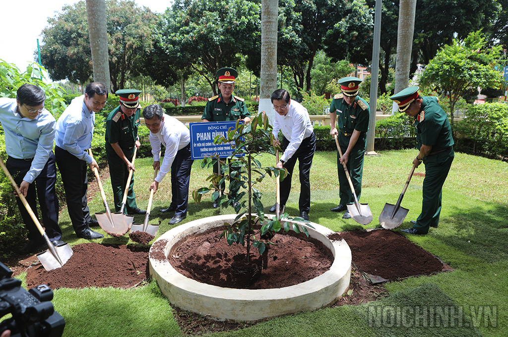 Đồng chí Phan Đình Trạc, Ủy viên Bộ Chính trị, Bí thư Trung ương Đảng, Trưởng Ban Nội chính Trung ương và các đại biểu trồng cây lưu niệm tại Sư đoàn 320