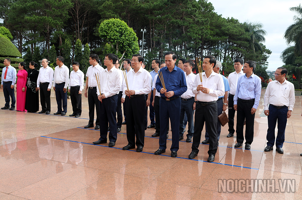  Các đại biểu thành kính dâng hương tưởng nhớ anh linh các Anh hùng liệt sĩ tại Nghĩa trang tỉnh Đắk Lắk 