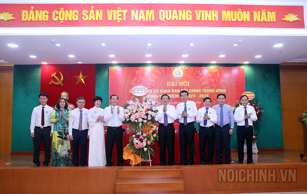 Các đồng chí lãnh đạo Ban Nội chính Trung ương tặng hoa chúc mừng Đại hội