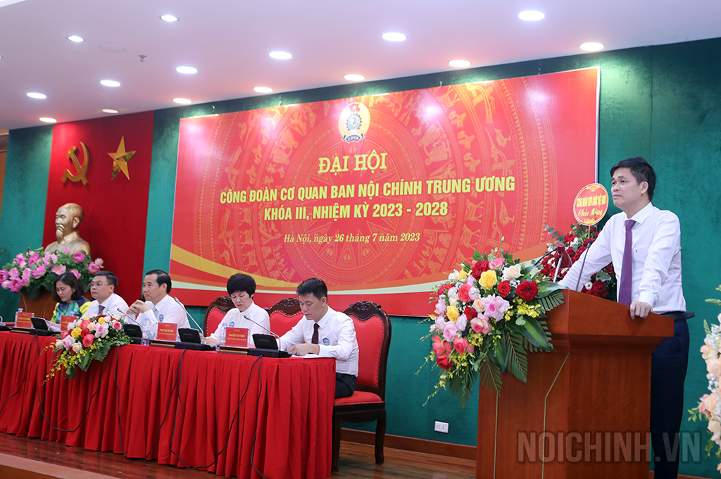 Đồng chí Ngọ Duy Hiểu, Phó Chủ tịch Tổng Liên đoàn Lao động Việt Nam, Chủ tịch Công đoàn viên chức Việt Nam phát biểu tại Đại hội
