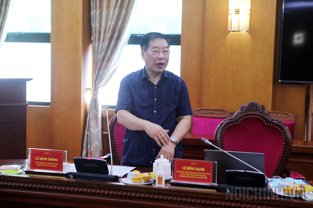 Đồng chí PGS. TS Lê Minh Thông, Ủy viên Hội đồng Lý luận Trung ương tham luận tại Hội thảo
