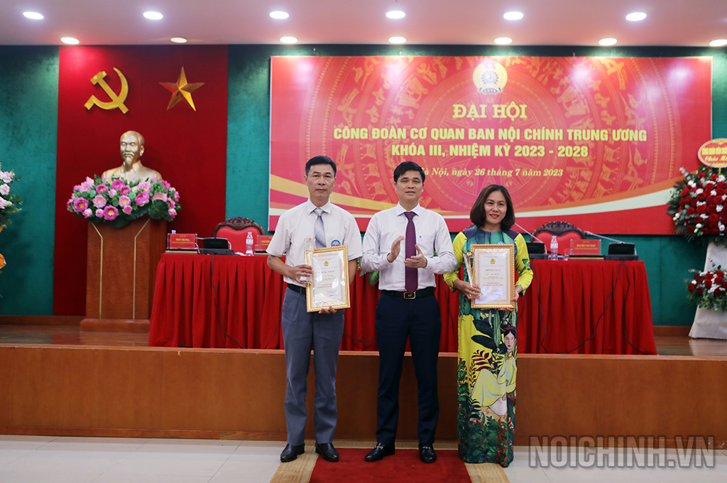 Đồng chí Ngọ Duy Hiểu, Phó Chủ tịch Tổng Liên đoàn Lao động Việt Nam, Chủ tịch Công đoàn Viên chức Việt Nam trao Giải thưởng “Gương mặt của năm 2020” tặng 02 đoàn viên Công đoàn Ban Nội chính Trung ương