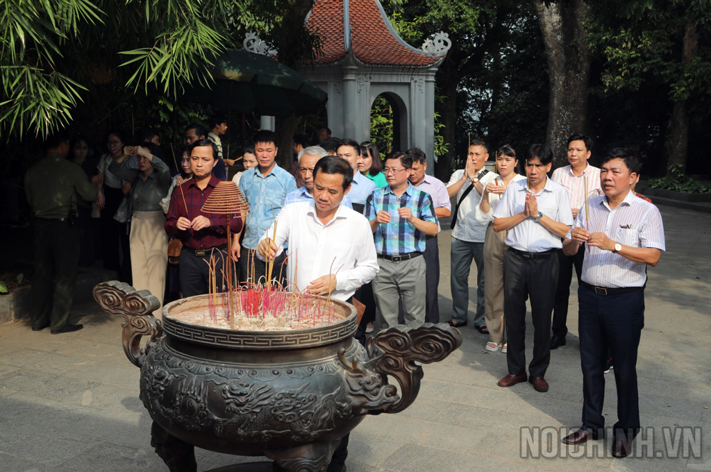 Đồng chí Nguyễn Thái Học, Phó Trưởng Ban cùng cán bộ, công chức Ban Nội chính Trung ương dâng hương tại Đền Khu di tích Đền Hùng, tỉnh Phú Thọ 