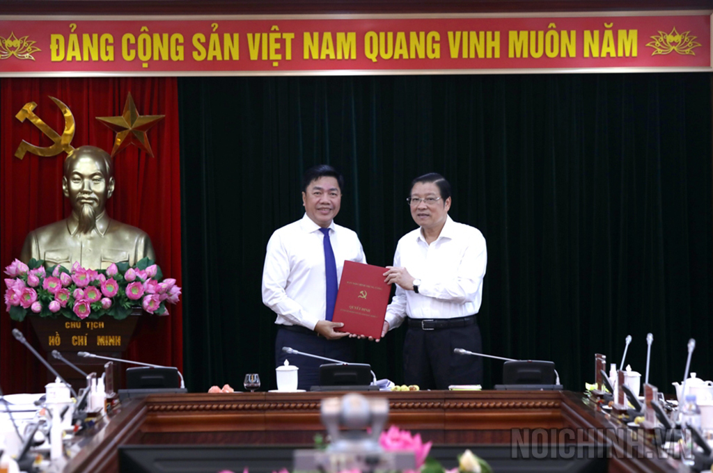 Đồng chí Phan Đình Trạc, Ủy viên Bộ Chính trị, Bí thư Trung ương Đảng, Trưởng Ban Nội chính Trung ương trao Quyết định cho đồng chí Trần Hoàng Kiếm