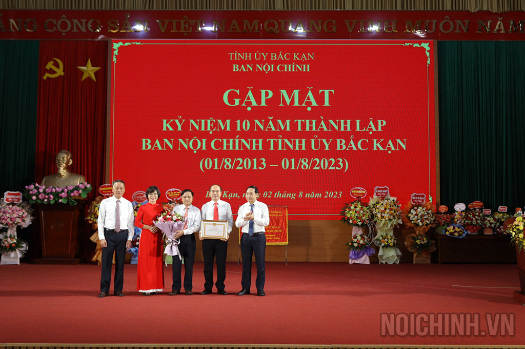 Đồng chí Nguyễn Thanh Hải, Phó Trưởng Ban Nội chính Trung ương trao Bằng khen của Trưởng Ban Nội chính Trung ương tặng Ban Nội chính Tỉnh ủy Bắc Kạn