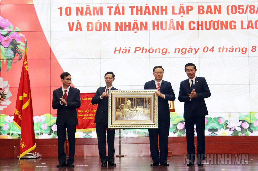 Đồng chí Võ Văn Dũng, Ủy viên Trung ương Đảng, Phó Trưởng ban Thường trực Ban Nội chính Trung ương tặng quà lưu niệm cho Ban Nội chính Thành ủy Hải Phòng