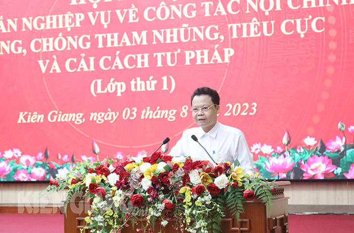 Tiến sĩ Trịnh Thăng Quyết, Phó Vụ trưởng Vụ địa phương III, Ban Nội chính Trung ương quán triệt các chuyên đề tại Hội nghị