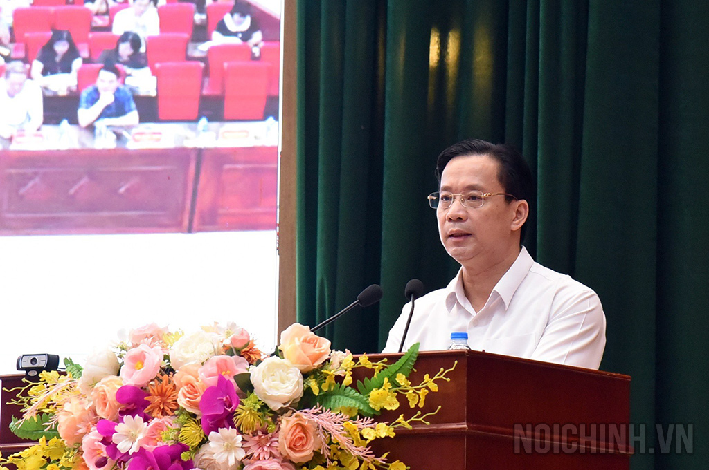 Đồng chí Hoàng Văn Nghiệm, Phó Bí thư Thường trực Tỉnh ủy, Trưởng đoàn đại biểu Quốc hội tỉnh phát biểu tại Hội nghị