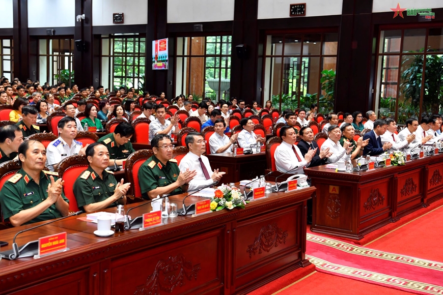 Các đại biểu tham dự Lễ ra mắt Cuốn sách “Một số vấn đề về đường lối quân sự, chiến lược quốc phòng trong sự nghiệp xây dựng và bảo vệ Tổ quốc Việt Nam xã hội chủ nghĩa thời kỳ mới”