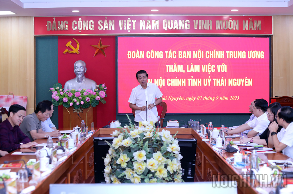 Đồng chí Võ Văn Dũng, Ủy viên Trung ương Đảng, Phó Trưởng ban Thường trực Ban Nội chính Trung ương phát biểu tại buổi làm việc