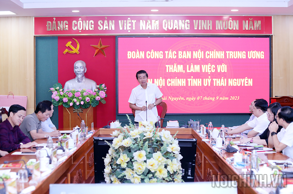 Đồng chí Võ Văn Dũng, Ủy viên Trung ương Đảng, Phó Trưởng ban Thường trực Ban Nội chính Trung ương phát biểu tại buổi làm việc