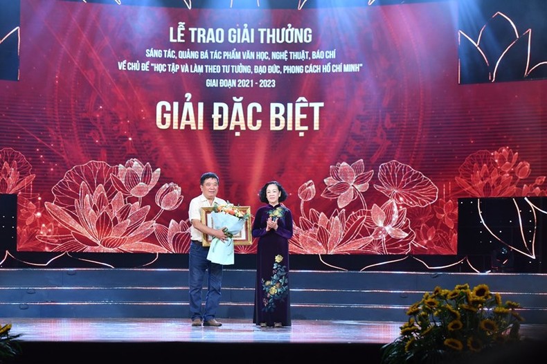 Đồng Trương Thị Mai, Ủy viên Bộ Chính trị, Thường trực Ban Bí thư, Trưởng Ban Tổ chức Trung ương trao giải đặc biệt cho đại diện Nhóm tác giả Bức tranh Panorama Chiến thắng lịch sử Điện Biên Phủ