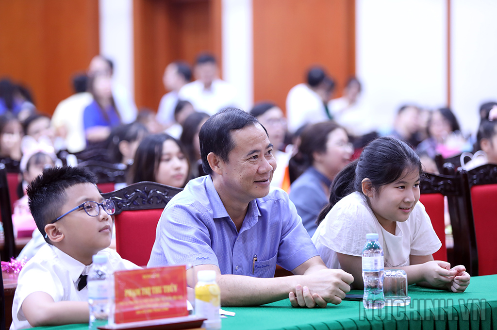 Đồng chí Nguyễn Thái Học, Phó Trưởng Ban Nội chính Trung ương chung vui tại Đêm hội