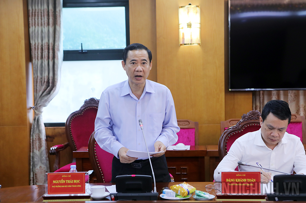 Đồng chí Nguyễn Thái Học, Phó Trưởng Ban Nội chính Trung ương trình bày báo cáo tại Hội nghị