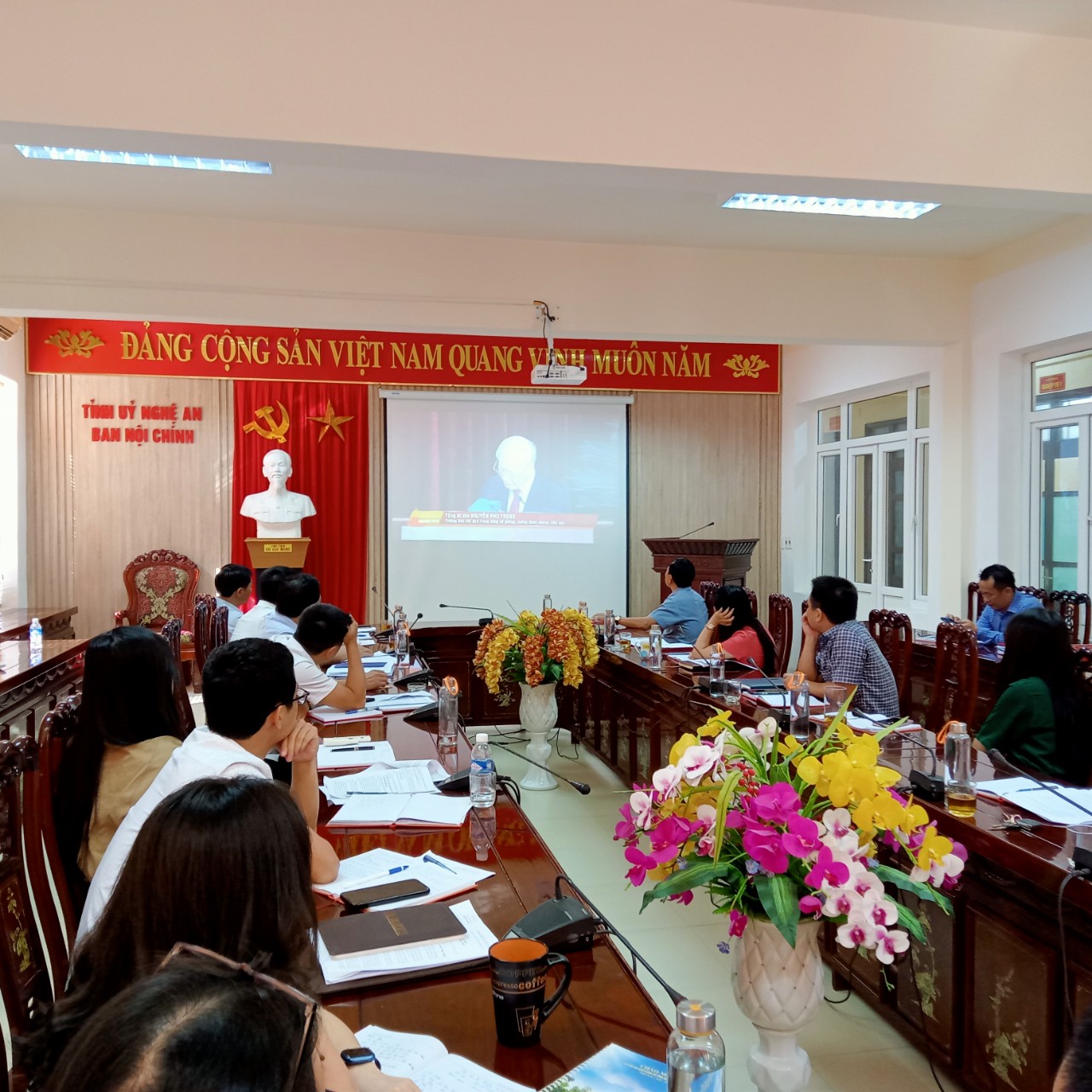 Ban Nội chính Tỉnh ủy Nghệ An xem phóng sự kết quả 01 năm hoạt động của Ban Chỉ đạo cấp tỉnh về phòng chống tham nhũng, tiêu cực