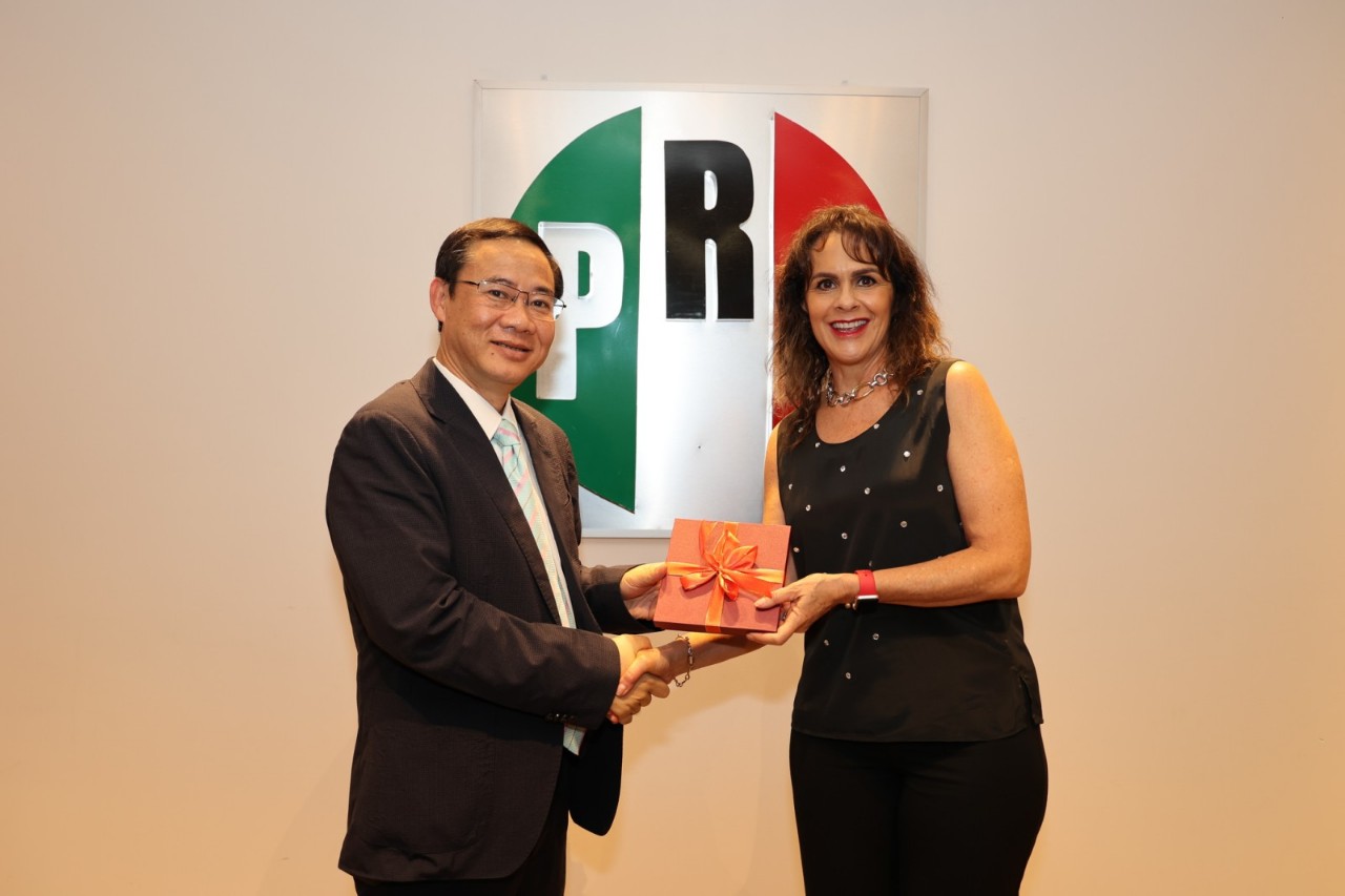 Đồng chí Nguyễn Thái Học, Phó Trưởng Ban Nội chính Trung ương tặng quà lưu niệm cho Hạ nghị sĩ Sofia Carvajal, Chủ nhiệm Uỷ ban Đối ngoại Đảng Cách mạng Thể chế (PRI) của Mexico.