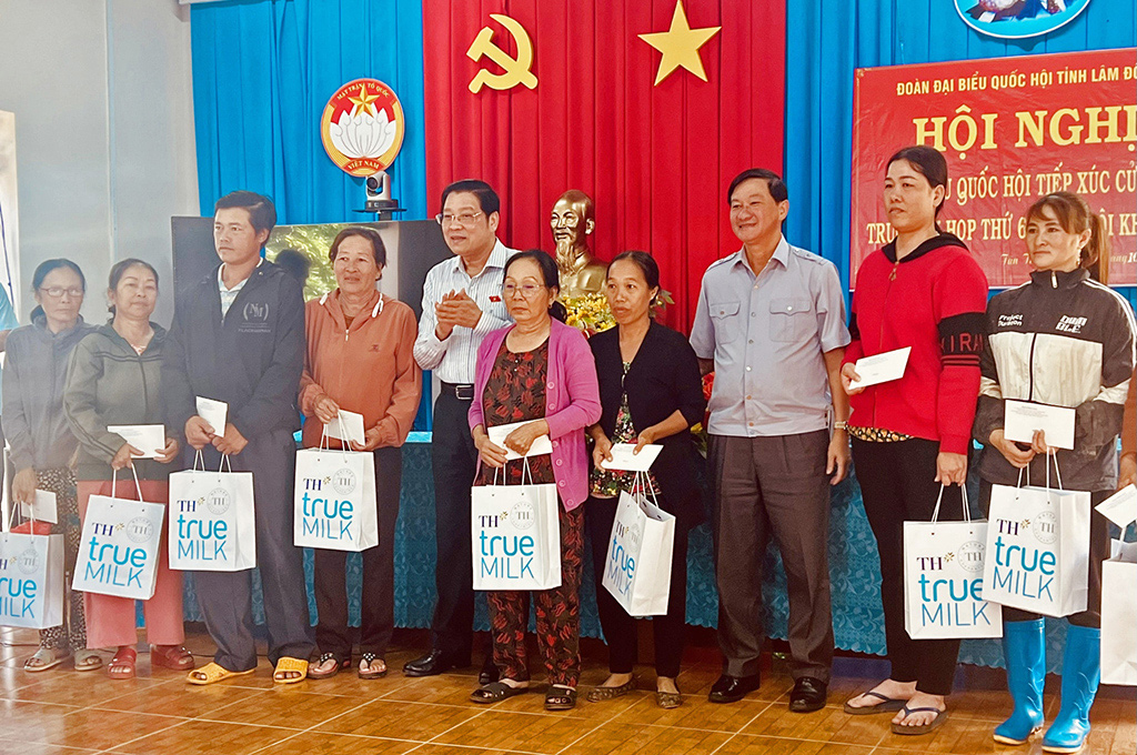 Đoàn đại biểu Quốc hội tặng quà hỗ trợ, động viên gia đình chính sách, hộ có hoàn cảnh khó khăn xã Tân Thành, huyện Đức Trọng, tỉnh Lâm Đồng