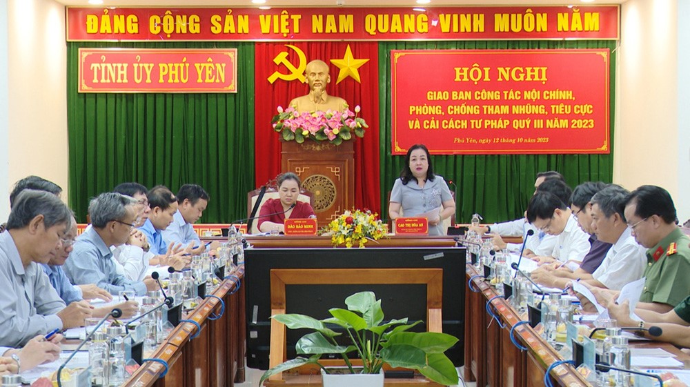 Đồng chí Cao Thị Hòa An, Phó Bí thư Thường trực Tỉnh ủy, Chủ tịch HĐND tỉnh phát biểu kết luận Hội nghị