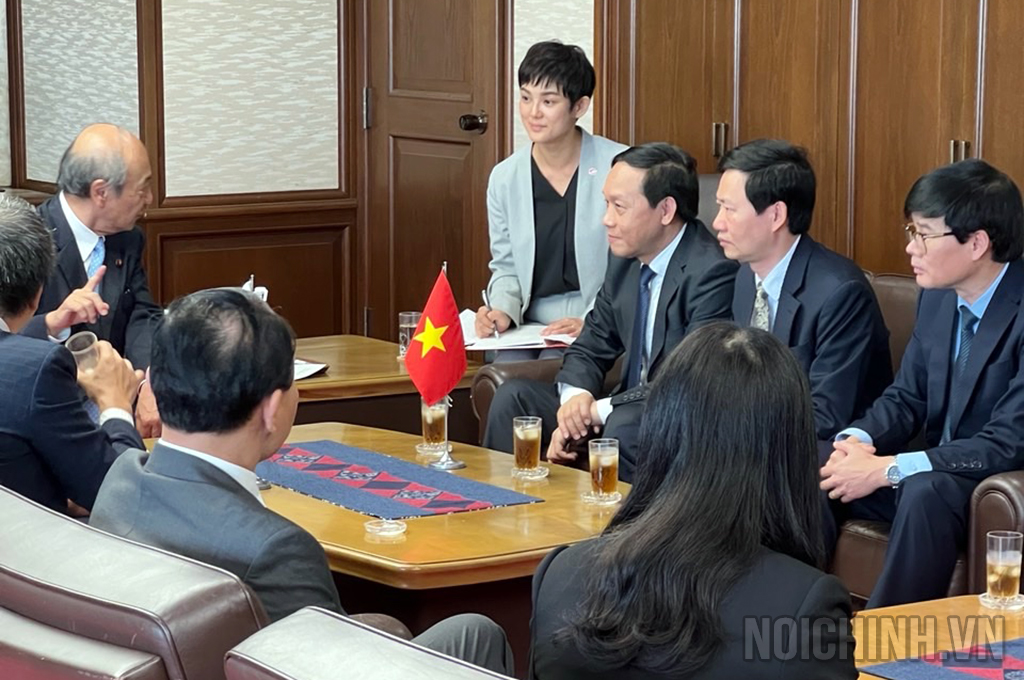 Đồng chí Nguyễn Thanh Hải, Phó Trưởng Ban Nội chính Trung ương và Đoàn chào xã giao Bộ trưởng Tư pháp Nhật Bản