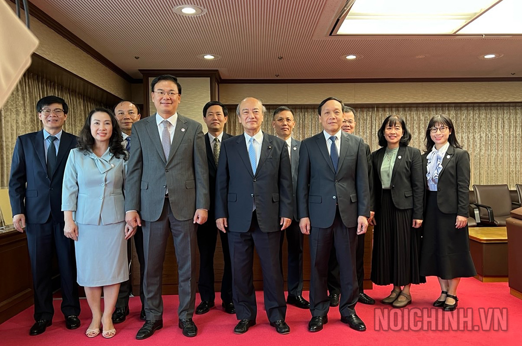 Đồng chí Nguyễn Thanh Hải, Phó Trưởng Ban Nội chính Trung ương và Đoàn chụp ảnh lưu niệm với Bộ trưởng Bộ Tư pháp Nhật Bản
