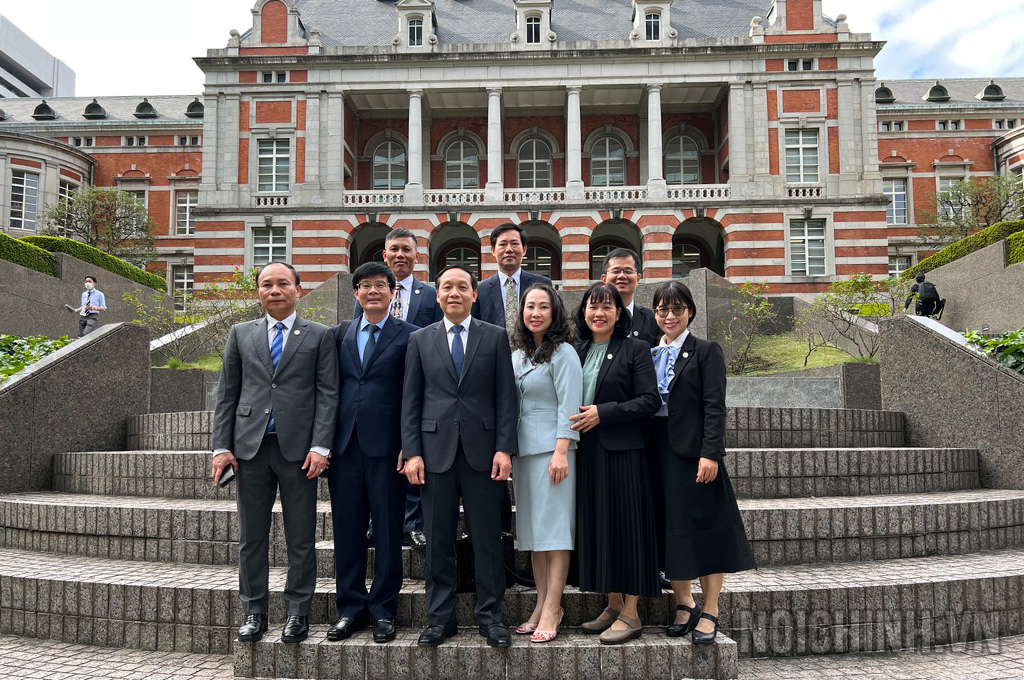 Đoàn công tác Ban Nội chính Trung ương chụp ảnh lưu niệm trước tòa nhà Trụ sở Bộ Tư pháp Nhật Bản