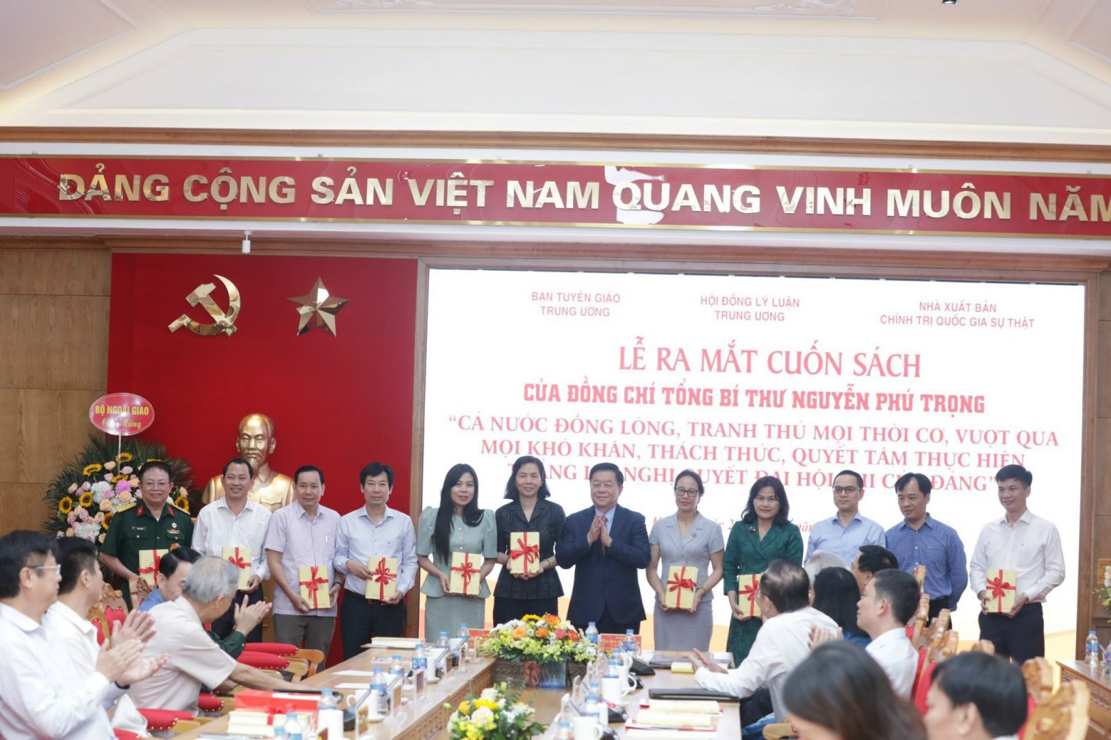 Đồng chí Nguyễn Trọng Nghĩa, Bí thư Trung ương Đảng, Trưởng Ban Tuyên giáo Trung ương tặng sách cho đại diện các cơ quan Trung ương