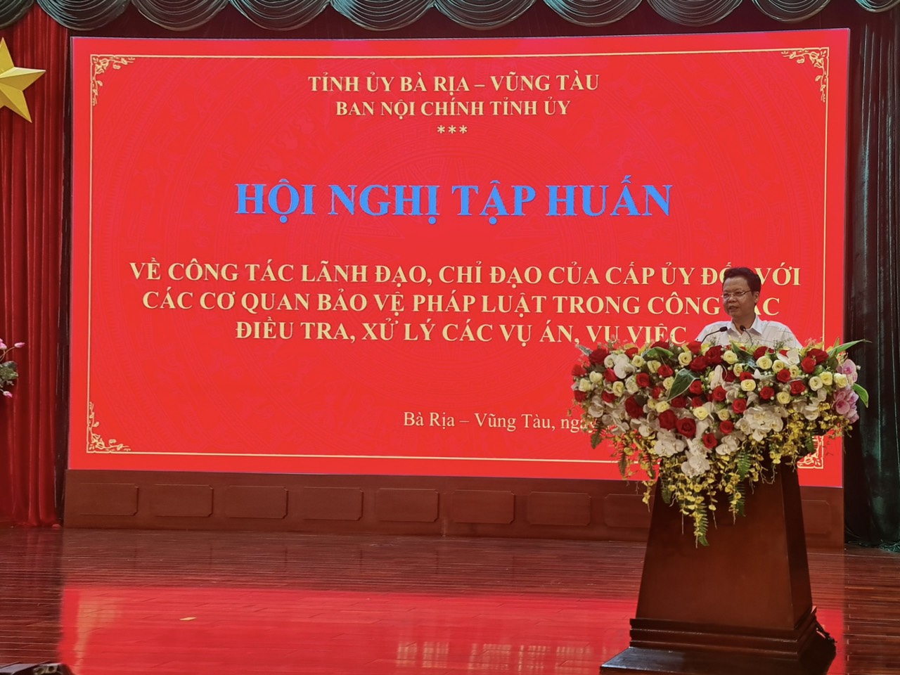 Đồng chí Trịnh Thăng Quyết, Phó, Vụ trưởng Vụ Địa phương III, Ban Nội chính Trung ương trình bày nội dung chuyên đề tại Hội nghị