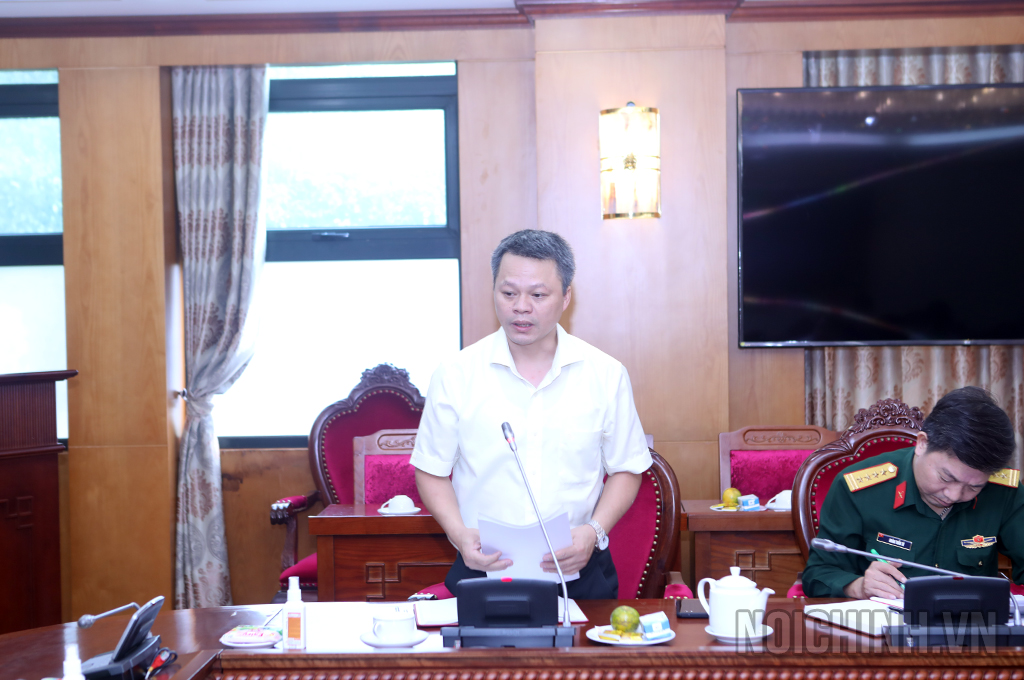 Đồng chí Vũ Huy Thường, Phó Vụ trưởng Vụ Cơ quan nội chính, Ban Nội chính Trung ương trình bày báo cáo tại Hội nghị