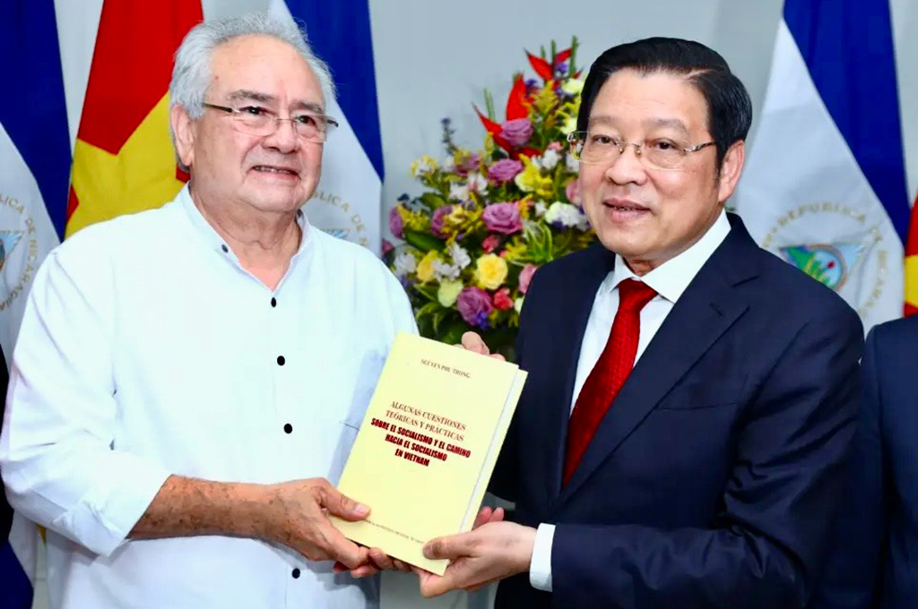 Đồng chí Phan Đình Trạc tặng Chủ tịch Quốc hội Nicaragua, Gustavo Porras Cortés Cuốn sách 