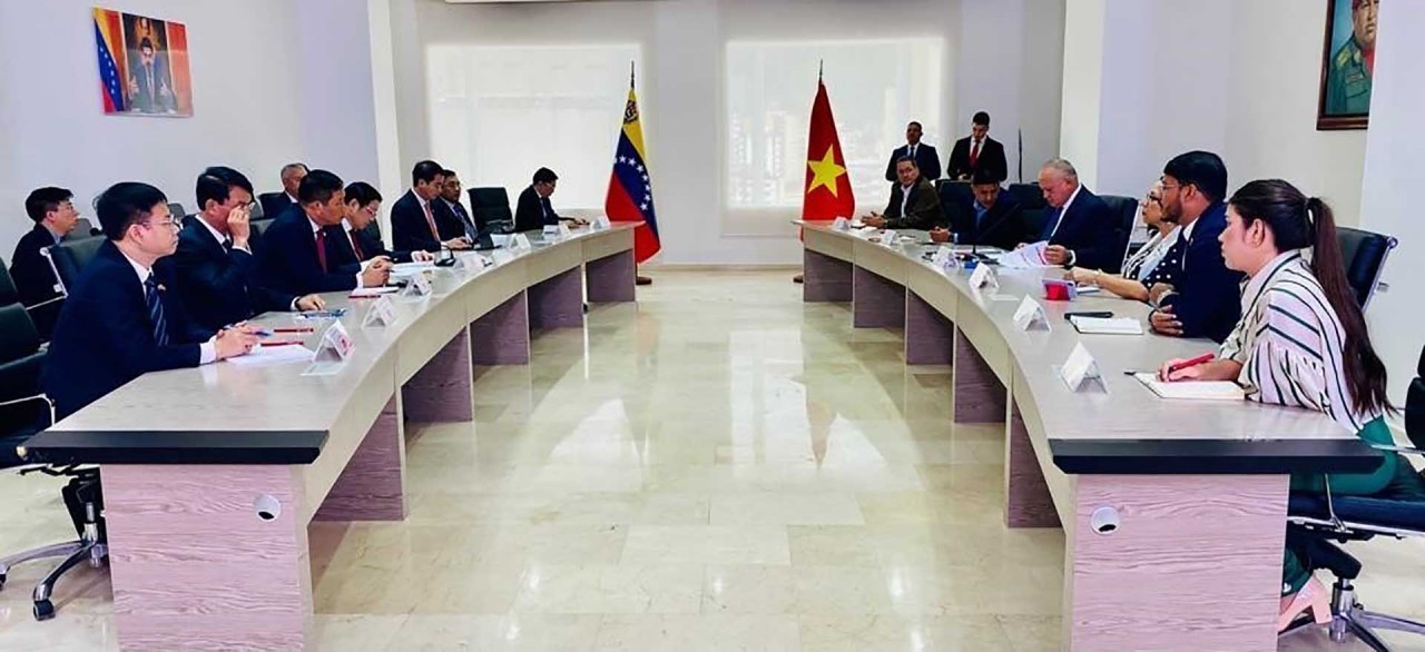 Đồng chí Phan Đình Trạc hội đàm với đồng chí Diosdado Cabello, Ủy viên Bộ Chính trị, Phó Chủ tịch thứ nhất Đảng PSUV