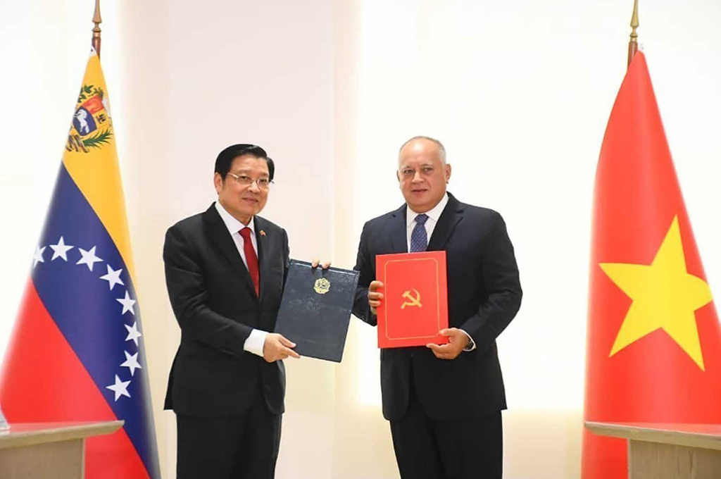 Đồng chí Phan Đình Trạc và Ủy viên Bộ Chính trị, Phó Chủ tịch thứ nhất PSUV Diosdado Cabello ký Thỏa thuận hợp tác giữa Đảng Cộng sản Việt Nam và PSUV