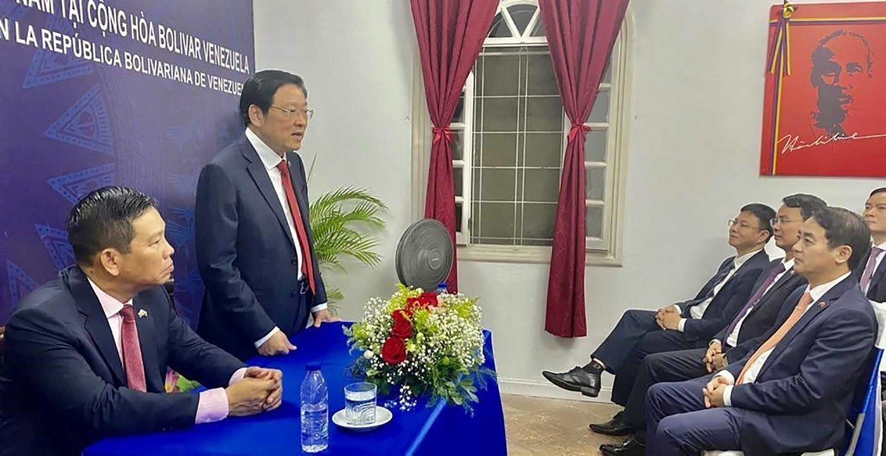 Đồng chí Phan Đình Trạc thăm và nói chuyện với cán bộ, nhân viên Đại sứ quán Việt Nam tại Venezuela