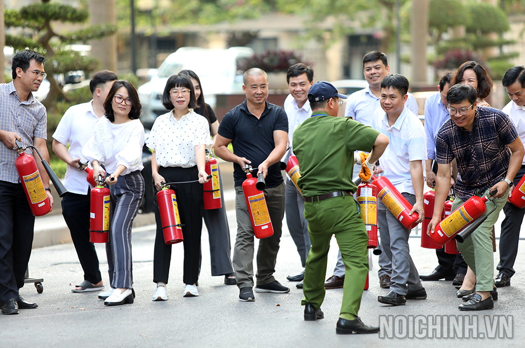 Đội viên Đội phòng cháy, chữa cháy Ban Nội chính Trung ương thực hành sử dụng bình chữa cháy