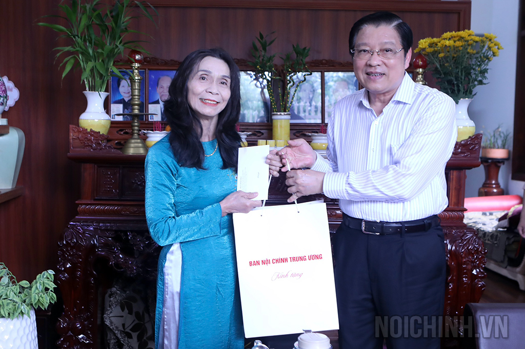 Đồng chí Phan Đình Trạc, Ủy viên Bộ Chính trị, Bí thư Trung ương Đảng, Trưởng Ban Nội chính Trung ương trao quà tặng Nhà giáo ưu tú Nay HTuyết