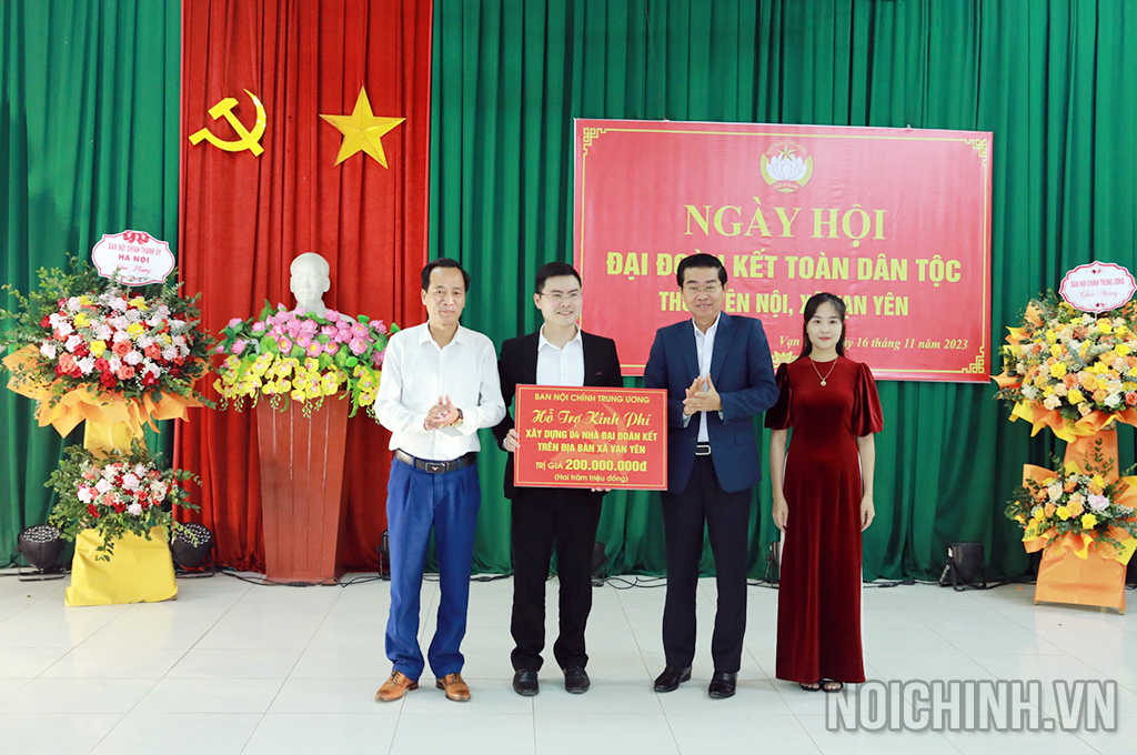 Đồng chí Võ Văn Dũng trao quà tặng xây dựng 04 nhà Đại đoàn kết tặng xã Vạn Yên
