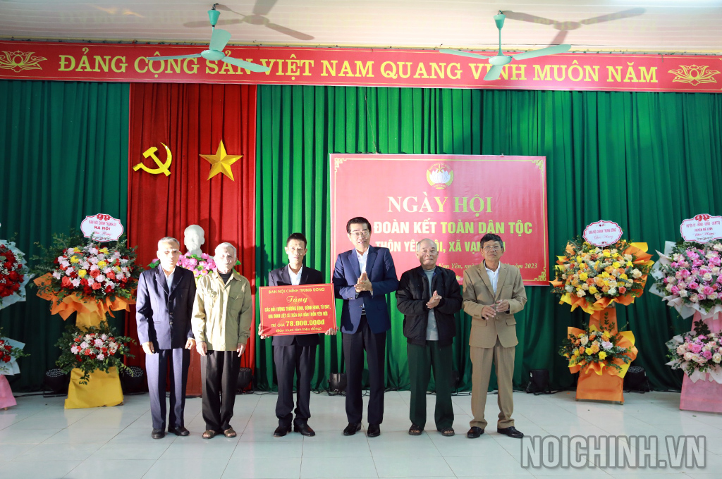Đồng chí Võ Văn Dũng trao quà tặng các thương, bệnh binh, bị tù đầy, gia đình Liệt sỹ trên địa bàn thôn Yên Nội
