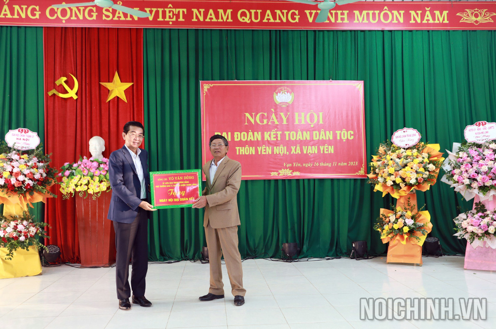 Đồng chí Võ Văn Dũng trao quà tặng thôn Yên Nội