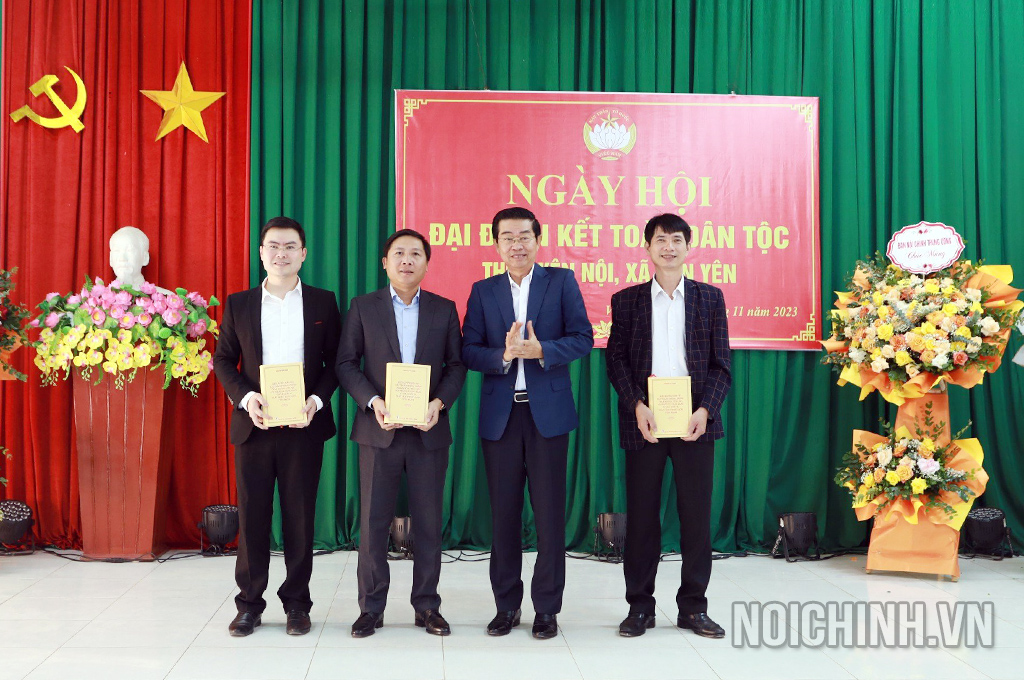 Đồng chí Võ Văn Dũng trao Cuốn sách của Tổng Bí thư Nguyễn Phú Trọng tặng lãnh đạo huyện Mê Linh và lãnh đạo xã Vạn Yên